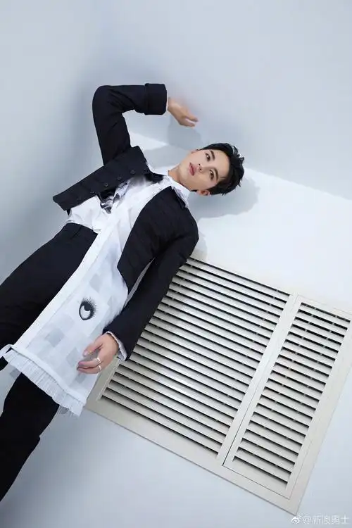 许魏洲的时尚大片,满屏的大长腿