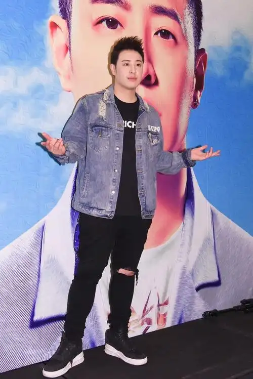 潘玮柏万年不变的"飞机头",可谓是一直引领着时尚潮流