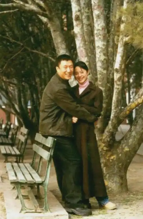 多年前,年轻时孙红雷和一个女演员合影,两人搂着靠在公园长椅上|姚晨