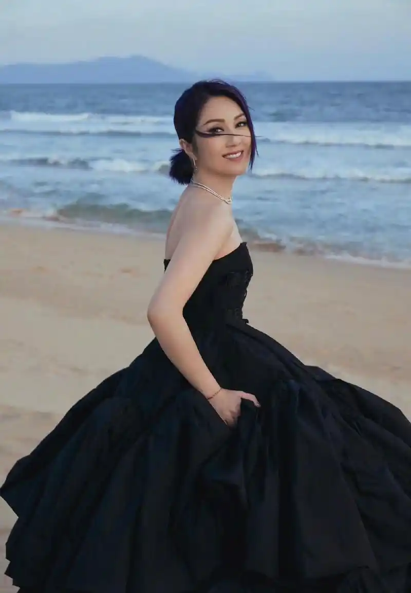 杨千嬅黑色蓬松礼裙很飒,蓝色发色足够吸睛,没有薄背也能显个性