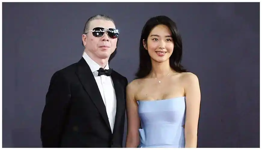 《芳华》的女主角杨采钰已与其57岁富豪男友陈金飞领证结婚