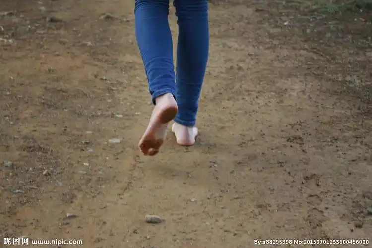 光脚板走路的背影