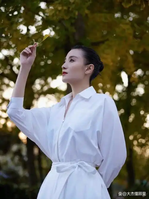 宋佳气质越来越惊艳了,穿蓝色格纹针织配皮质半身裙,优雅又高级