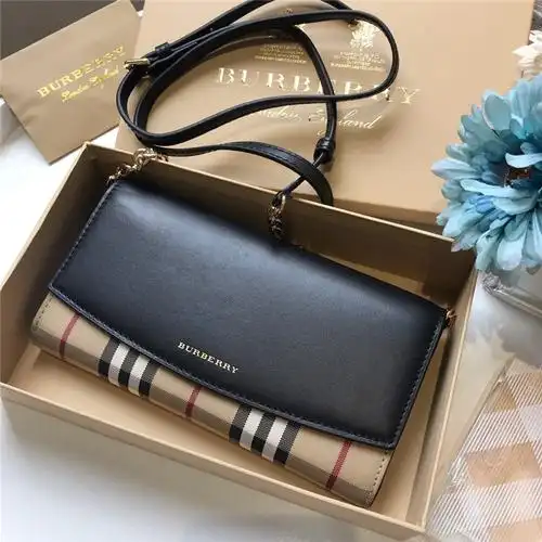 包包型号:巴宝莉/burberry 新款格纹进口牛皮斜挎小包