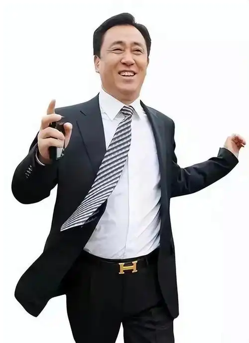 有一个女人白珊珊,她是恒大文工团的团长,她的才艺与个人魅力深得许