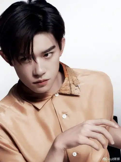 头像易烊千玺时尚芭莎开季封面