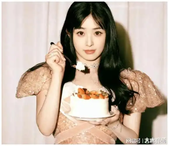 张含韵和佟梦实被拍到一起去按摩,结束后又一起回家,这对的恋情从2021