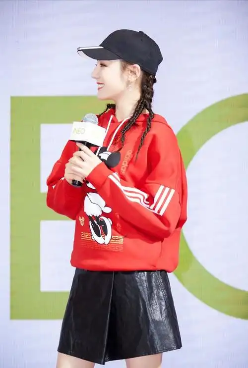 迪丽热巴造型太出众,红色卫衣配黑色皮裙洋气精致,美得耀眼