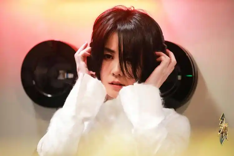 重燃舞魂,体验官王菲唯美大气的作品更是将幻乐之旅推向璀璨的高点