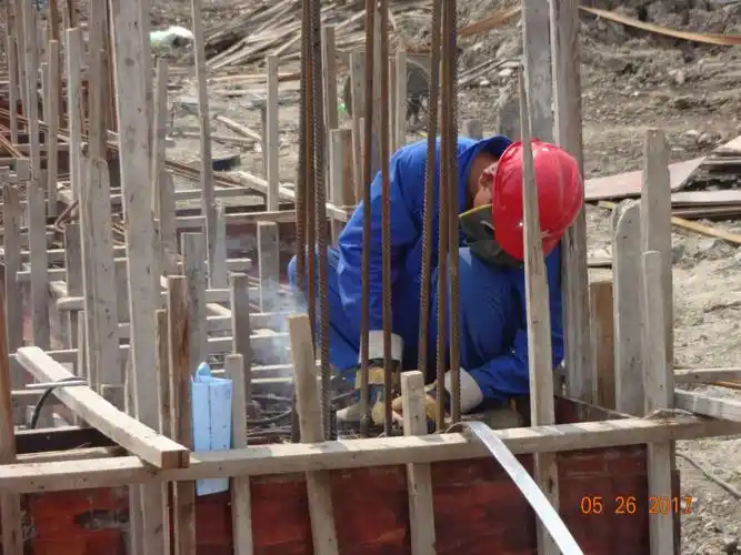 电焊工焊接扁铁