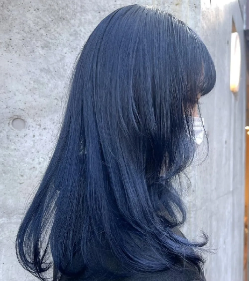 今年流行的不止"长春花蓝" 雾感"蓝黑色"也耀眼_2023年流行发型