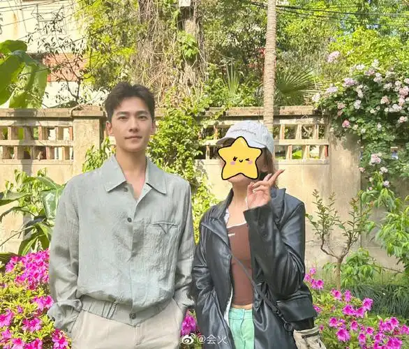 网友晒与杨洋合照