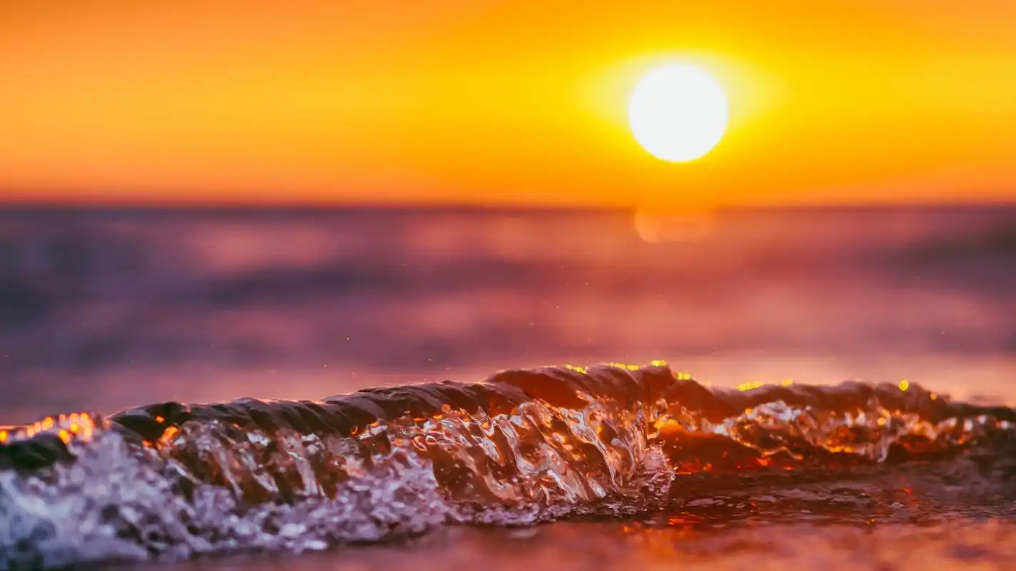 海面上升起的太阳壁纸