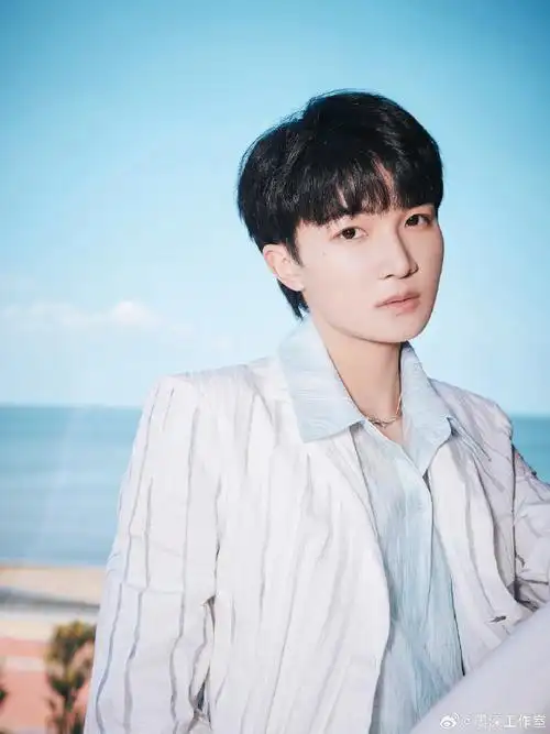 自2017年发行个人首张专辑《深的深》后,周深至今已发行近200首原唱