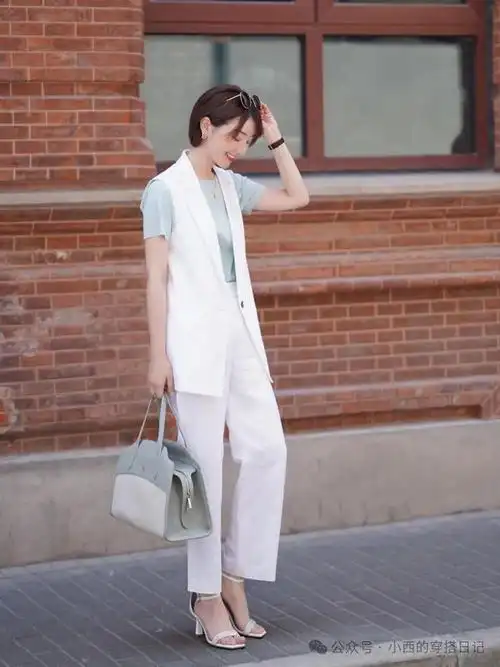 今年流行白裤子搭配这4种上衣高级又好看
