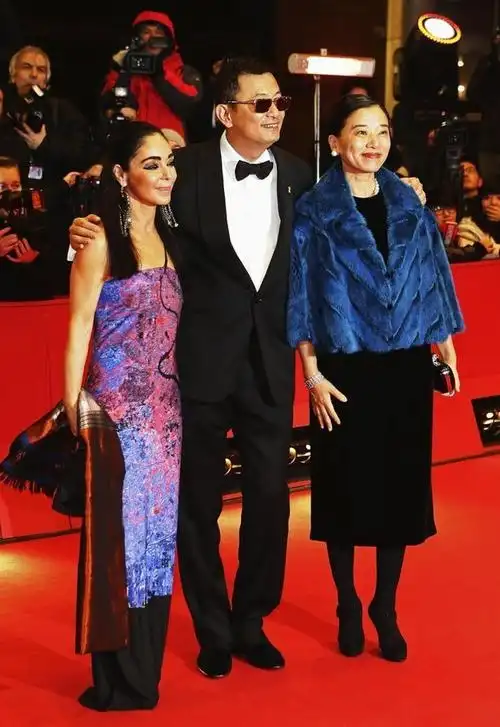 61岁王家卫携妻子亮相 十指紧扣 网友:恩爱十足