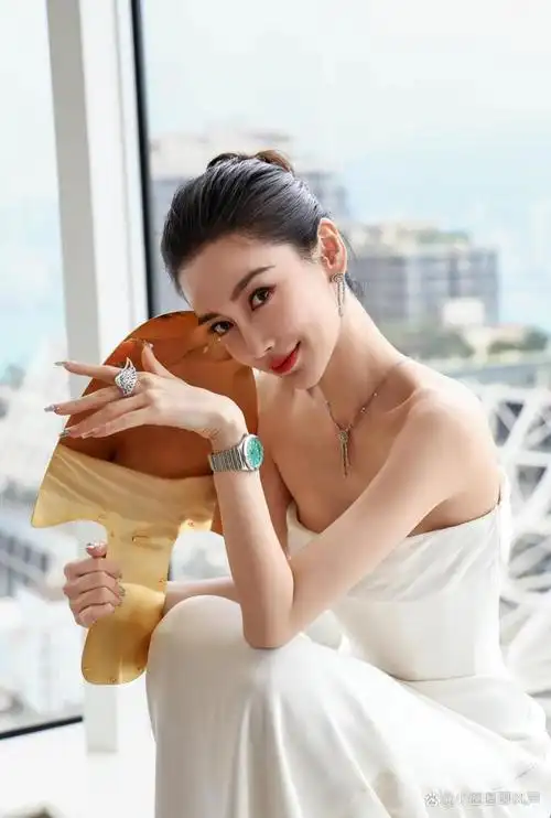 杨颖白色抹胸裙惊艳影视展,宛如仙子清新脱俗,影视新星再添华彩