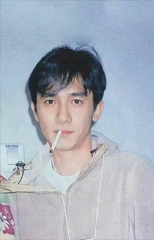 61岁梁朝伟剃光头穿女装?疑偷穿刘嘉玲衣服,网友:还我男神!