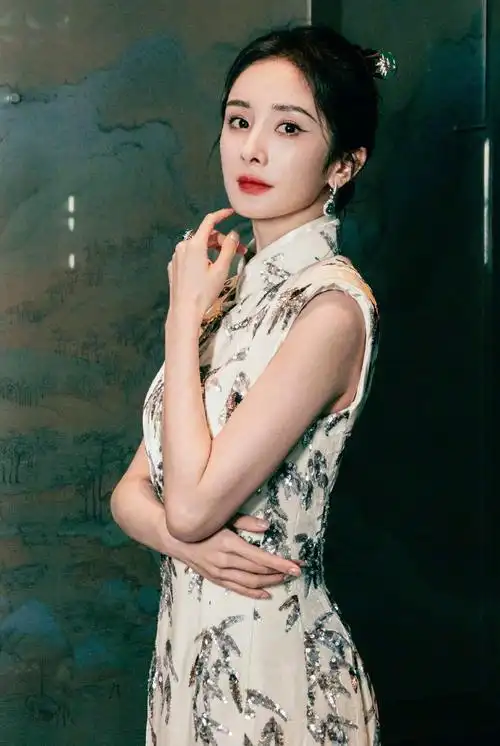 杨幂和30斤裙子度过一天#杨幂旗袍杨幂超话