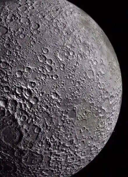 天文望远镜拍摄到的高清月球表面,满身的陨石坑,