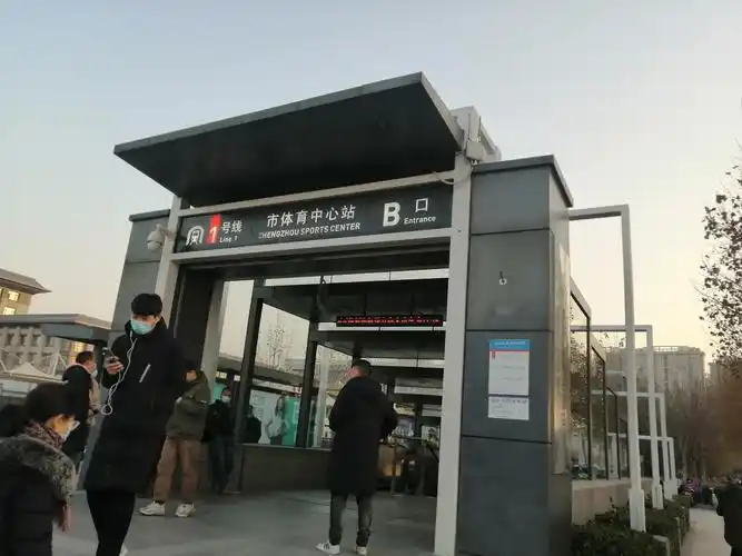 郑州地铁1号线明理路地铁口乘客出行难,最后一公里交通亟待解决