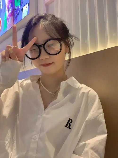 拍照姿势  #奶茶店拍照