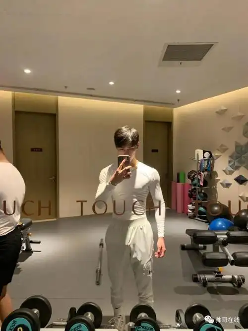 牛奶肌小哥酒店秀腹肌自拍火了,白净肌肉身材深受金主爸爸青睐!