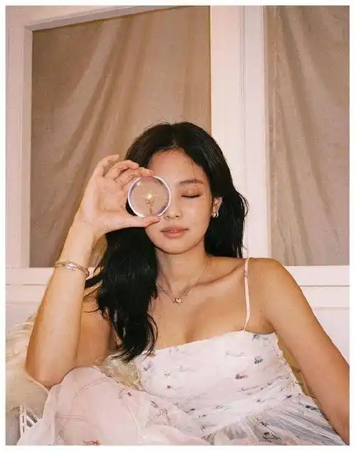 原创jennie体重100斤却任性挑战吊带裙造型身材比例意外惊艳