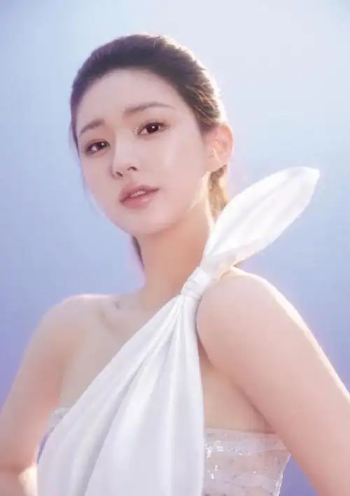 赵露思近照引发围观,嘴唇怪异妆容油腻,网友吐槽医美恢复期