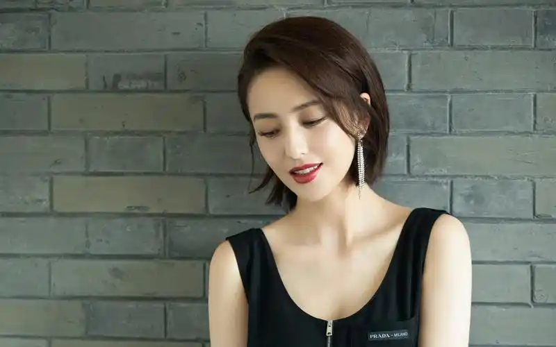 电脑壁纸 明星 大陆明星 佟丽娅明艳时尚帅气写真