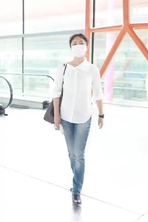 47岁罗海琼美得低调白衬衫牛仔裤配简单发卡气质端庄又优雅