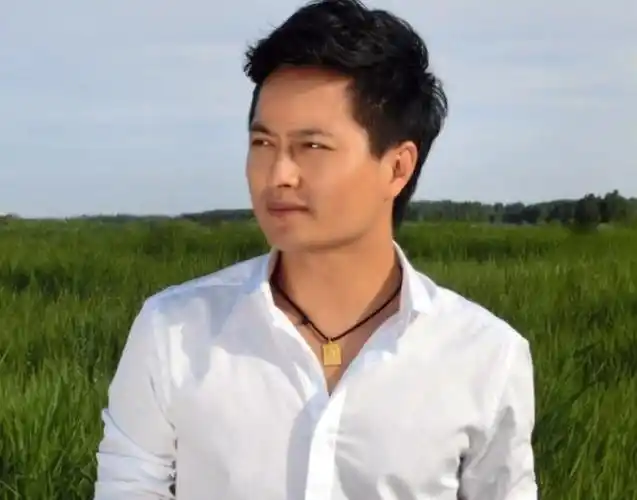 回顾歌手云飞放弃家庭去支教成名后与妻子离婚今娶古典女神