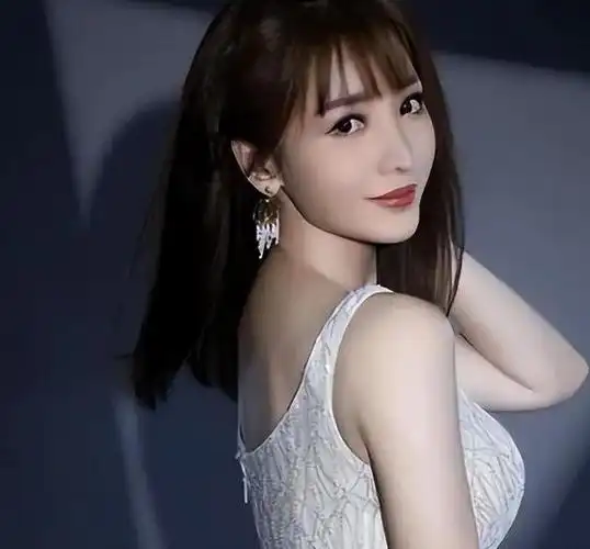 tvb女星黄婧灵遭前辈调戏因身材丰满而苦恼感觉胸前负担太重