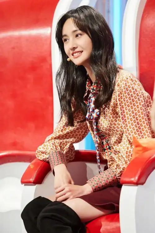 郑爽久违出席时尚活动,印花无袖衬衣配黑裙,美上热搜