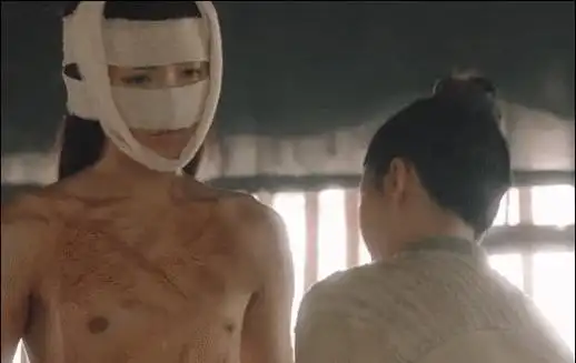 关押,虐待了三年的人的瘦骨嶙峋状态而特意减肥的,原本他也是有腹肌的