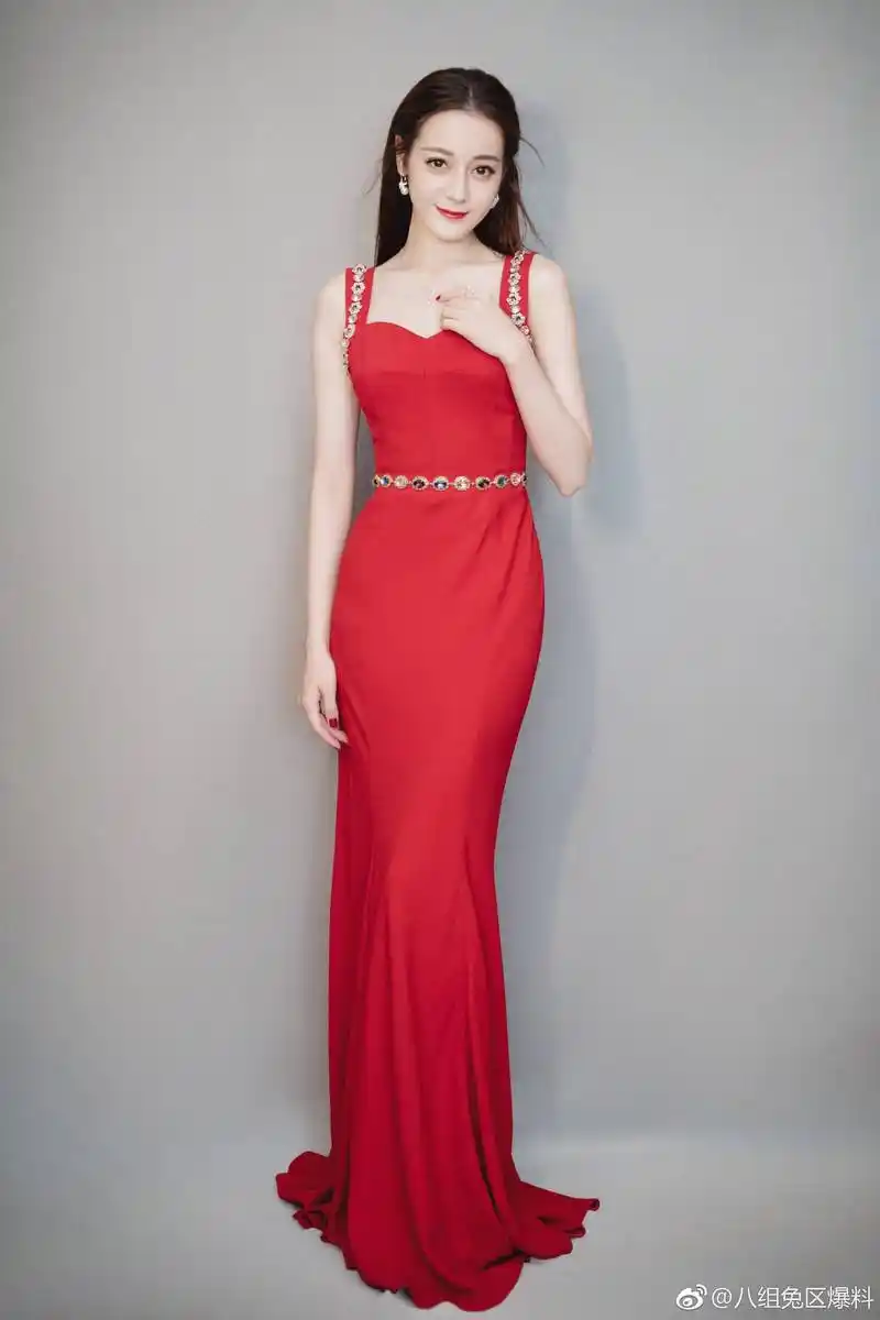 迪丽热巴一袭红色礼服出席金鹰奖颁奖晚会,网友:仙女本人!