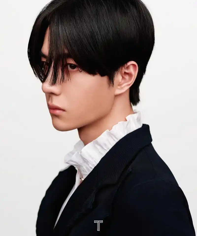 王一博登《t magazine》封面,中分齐头切发 眼尾钉造型,别致又充满酷