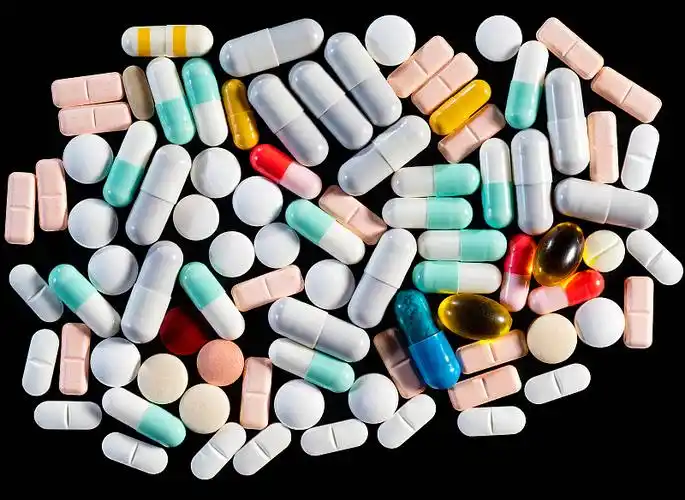 全框架堆的药片和药丸的药物在一个黑色的背景.图片