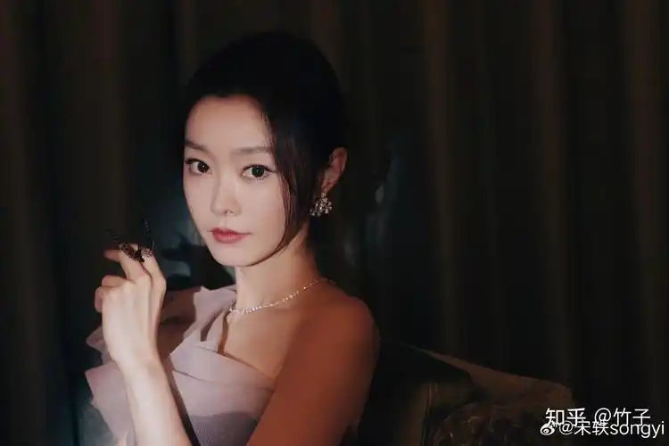 宋轶最新美照分享雾霭沉沉璀璨伊人宋轶烟粉墨染礼服裙好美啊