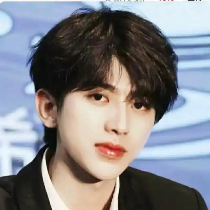 蔡徐坤头像.《hug me》 #优质头像 #蔡徐坤 #hug - 抖音