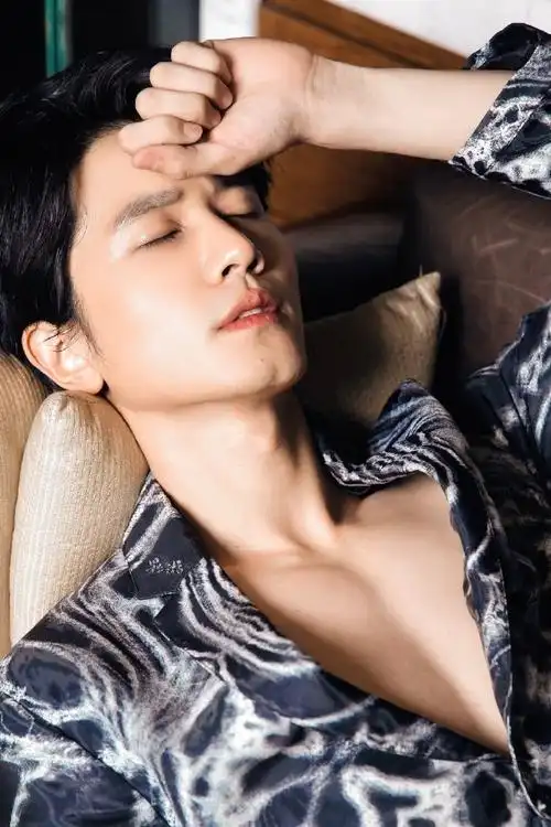 彭冠英白衬衫写真