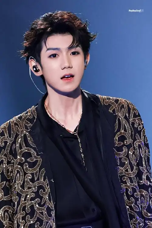 王源官宣加盟江苏卫视跨年##王源烟熏妆