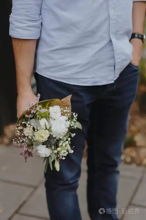 男人拿着一束花