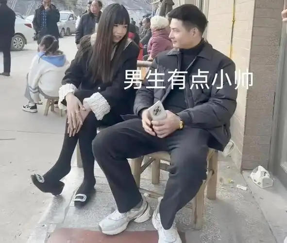 回顾女子第一次相亲被男生不小心搂腰后羞红脸网友套路十足