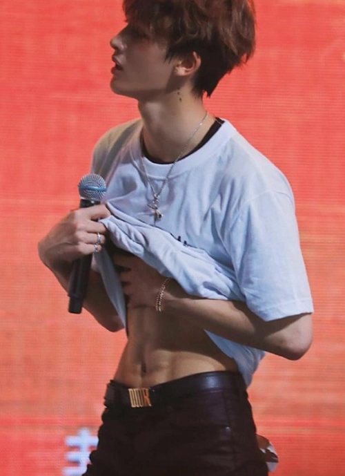 官媒狠批娘炮形象,引用朱正廷玩气球视频,粉丝晒六块腹肌照反击_腾讯