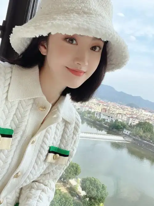 景甜晒周五车内自拍##景甜黄色居家服自拍二宫格