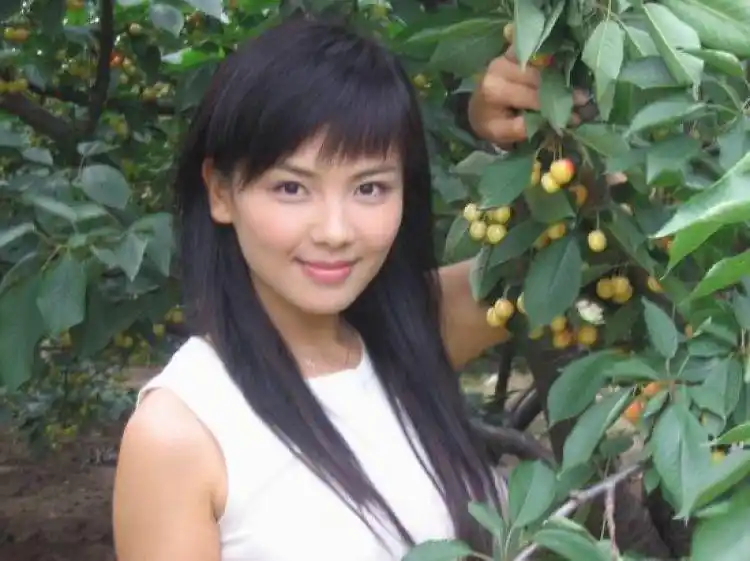 刘涛10年前旧照曝光,比吉克隽逸还黑还土气,这是在挖煤啊!