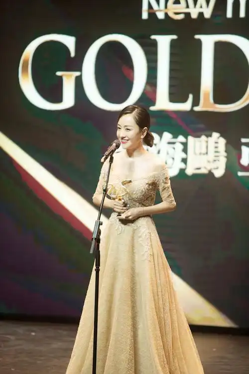 杨蓉一字肩礼服杨蓉惊艳亮相杨蓉高贵典雅昨日,杨蓉现身澳门出席某