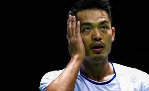 林丹输球后,风度全无折断球,无视记者而走!