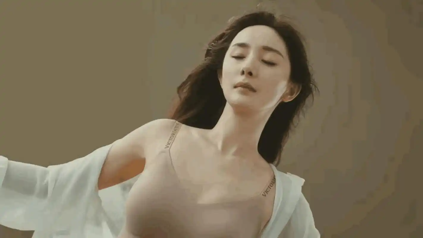 杨幂太奔放了,呼之欲出.